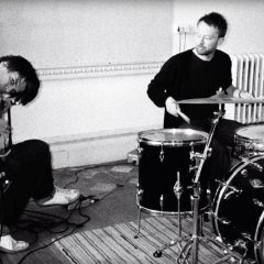 Thom Yorke & Jonny Greenwood of Radiohead Playing No Surprises – KROQ Radio (2003)