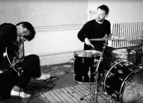 Thom Yorke & Jonny Greenwood of Radiohead Playing No Surprises – KROQ Radio (2003)